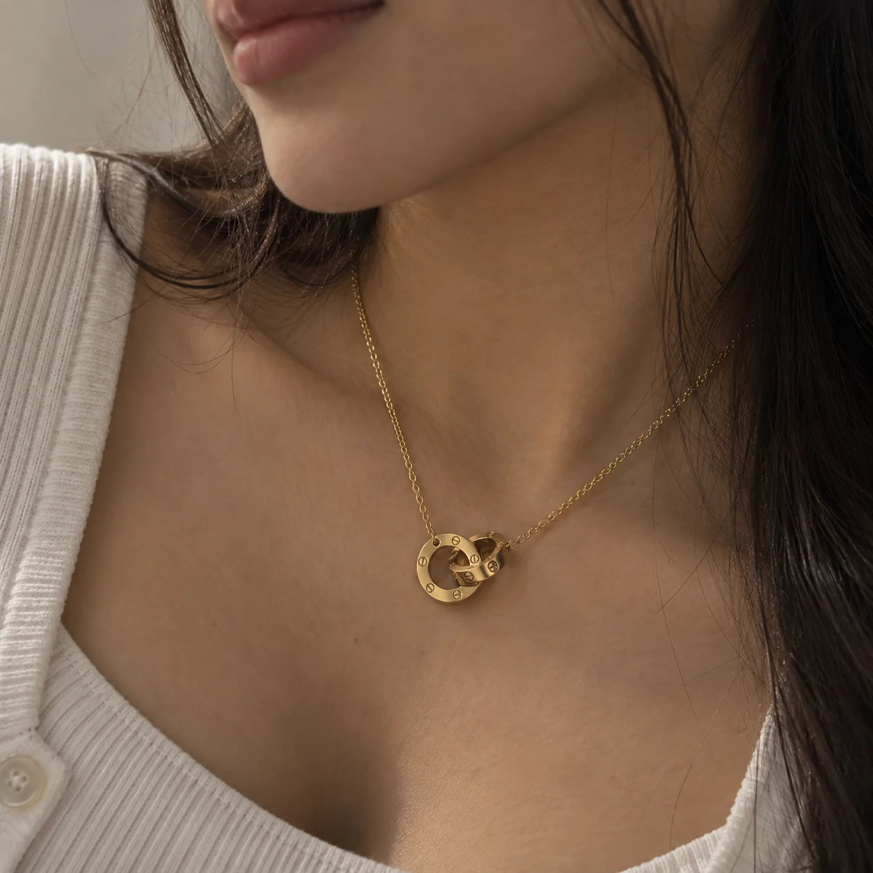 Interlocking Circle Pendant Necklace - Image 4